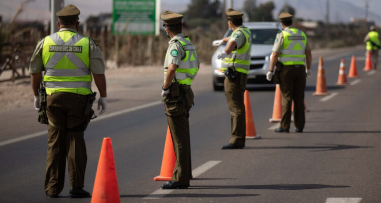 Condenan a 9 excarabineros y 2 civiles por corrupción: avisaban rondas de fiscalización a botillería