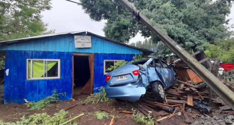Conductor choca con poste, iglesia y casa en un árbol