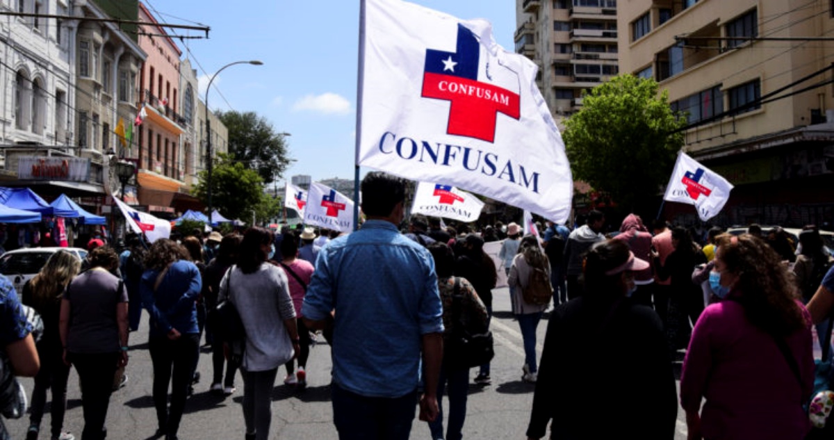 trabajadores de la CONFUSAM de Viña del Mar, la jornada de este jueves se realizó una nueva asamblea de socios para definir el futuro de la movilización.
