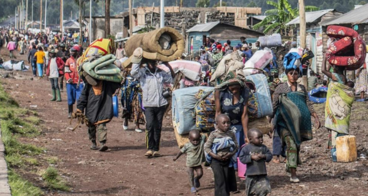 Congoleños caminan kilómetros bajo el frío para escapar de la masacre de civiles por grupo rebelde
