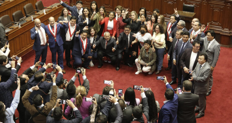 Congreso de Perú destituye al presidente Pedro Castillo