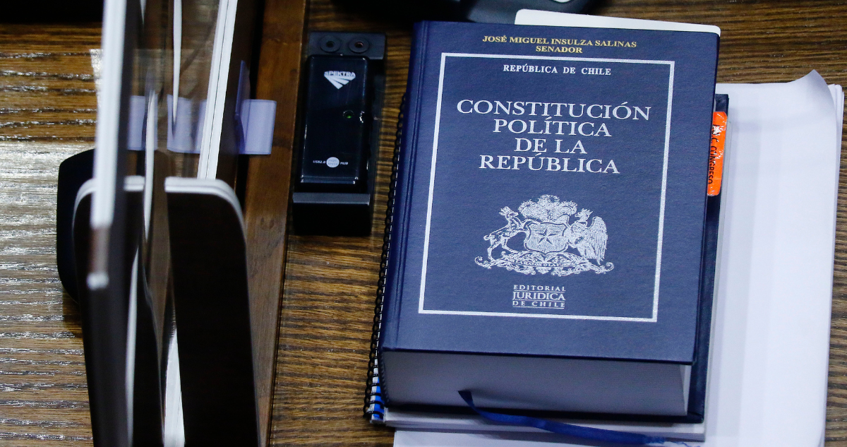 Imagen de un libro de la Constitución de Chile
