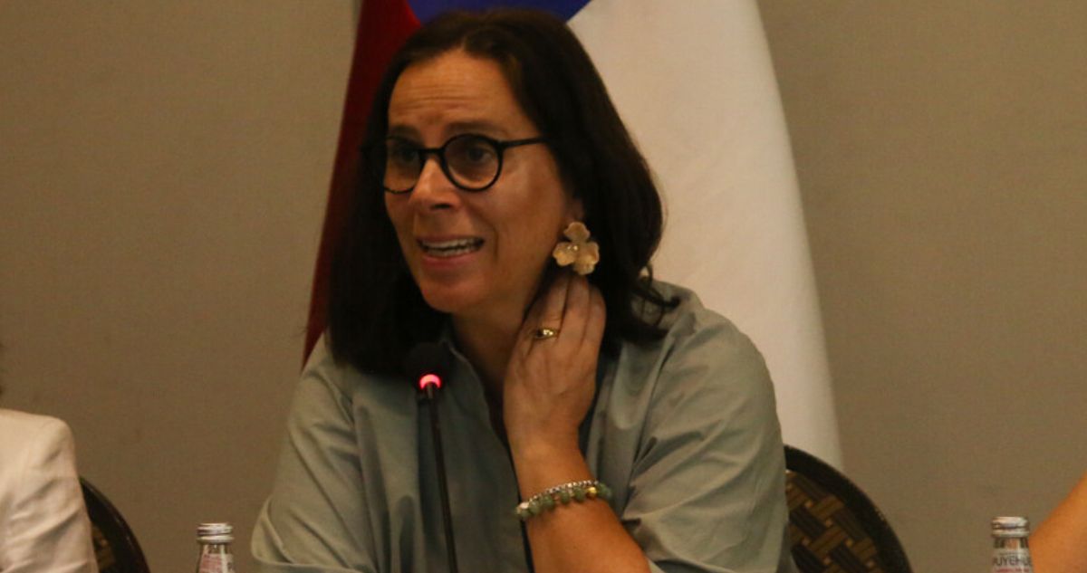 Ministra Urrejola confirma que al menos 350 chilenos se encuentran varados por crisis en Perú