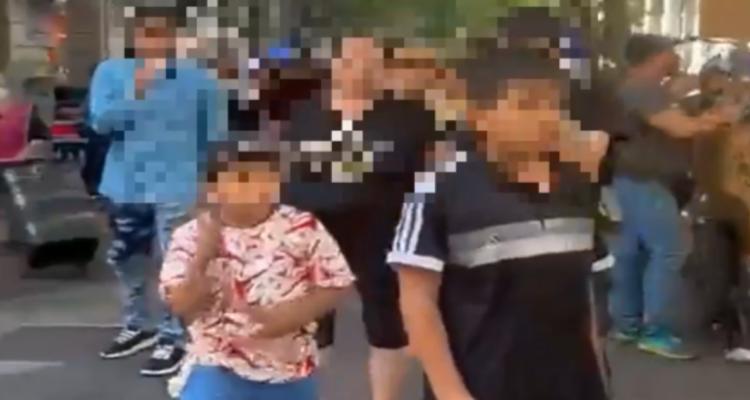 “Me defendieron”: ambulante del centro de Santiago explica por qué sus hijos portaban cuchillos