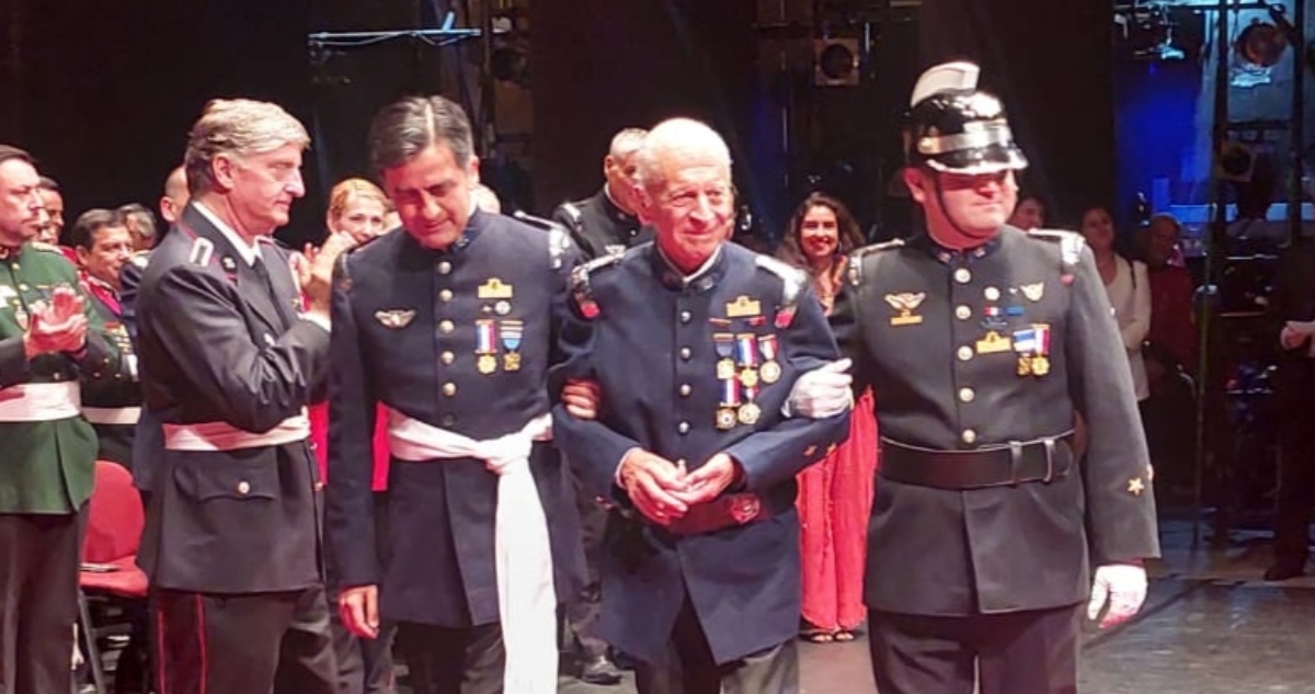 Cuerpo de Bomberos de Santiago premia a voluntarios con 70 años de servicio