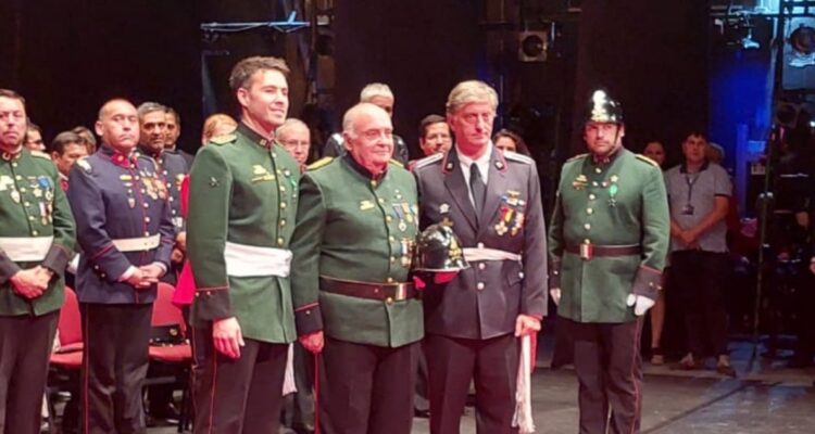 Cuerpo de Bomberos de Santiago premia a voluntarios con 70 años de servicio