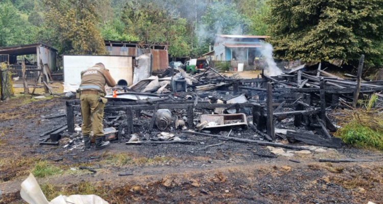 Encuentra cuerpo de adulto mayor calcinado tras incendio que destruyó vivienda en Futrono