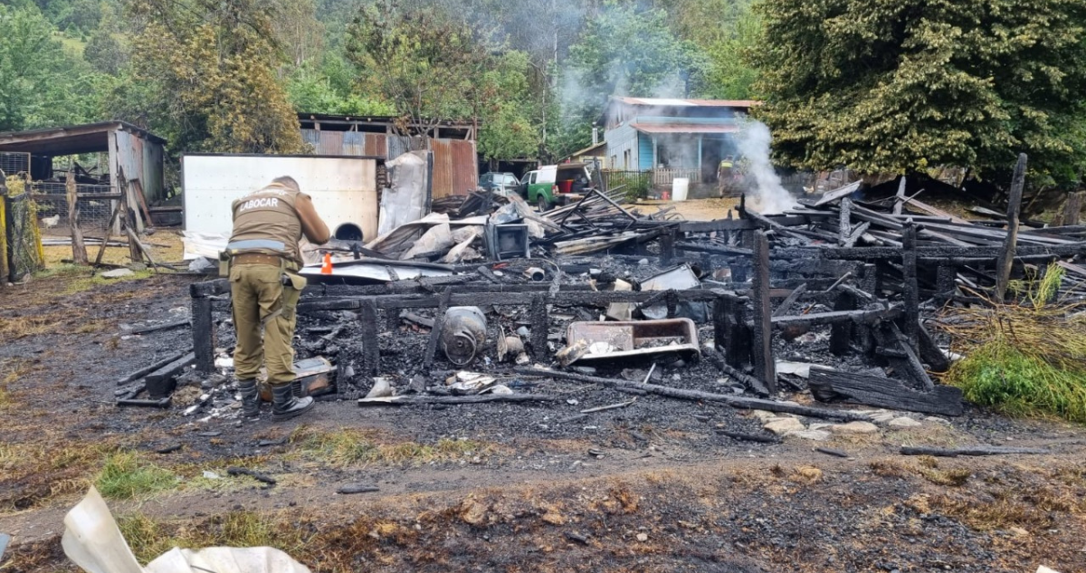 Encuentra cuerpo de adulto mayor calcinado tras incendio que destruyó vivienda en Futrono