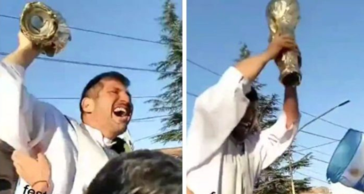 Cura argentina es cargado por sus feligreses para festejar el triunfo de Argentina y el pase a la final del Mundia.