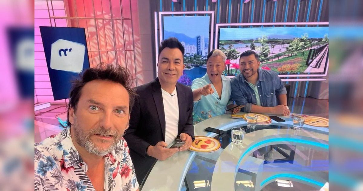 Daniel Fuenzalida junto a los panelista de Me Late en una fotografía