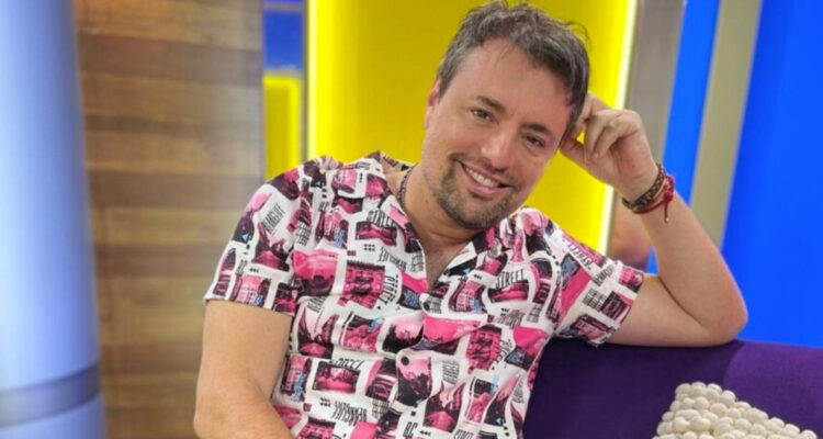 El animador Daniel Valenzuela posando para la cámara en el set de Más Vivi que Nunca.