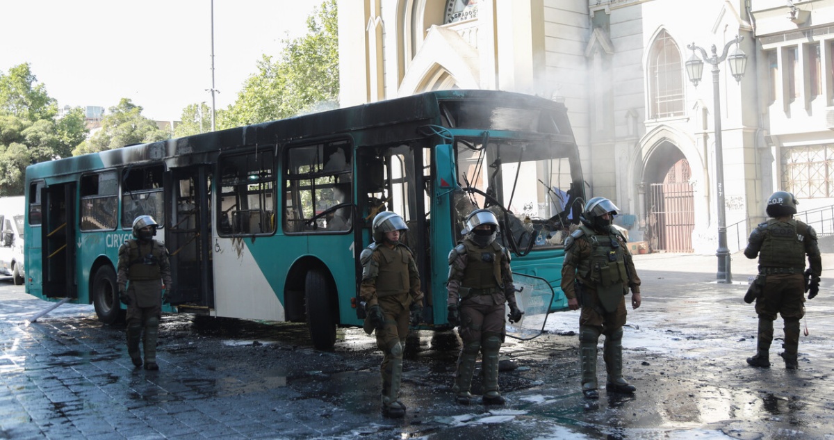 Delgación Metropolitana presenta querella en contra de los responsables de la quema de un bus