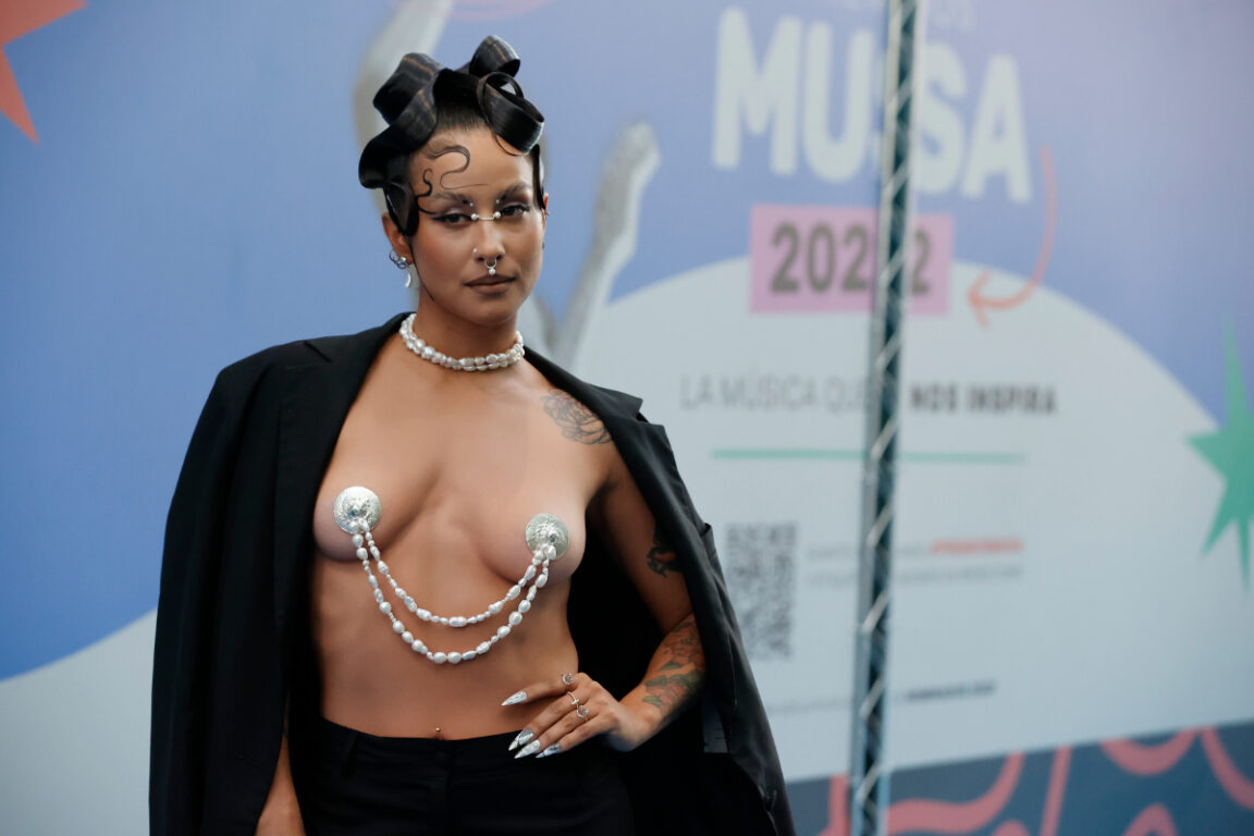 Denise Rosenthal posa con uno de los looks más icónicos de los premios Musa 2022.