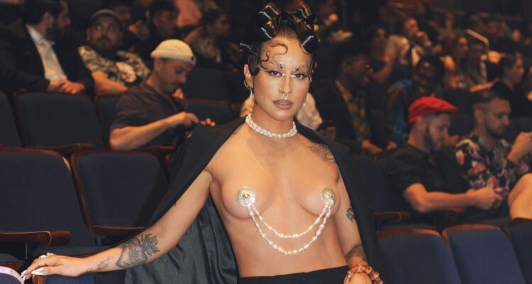 La cantante Denise Rosenthal posa junto a su estilo elegido para los premios Musa 2022, la cantante se refirió a las críticas por primera vez.