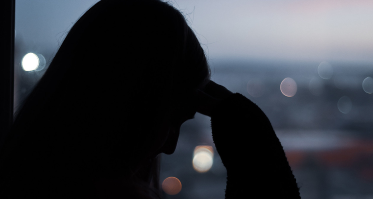 Mujer sosteniendo su rostro compungida y triste. Encuesta de salud mental en Chile reveló que chilenos se sienten solos y tienen depresión