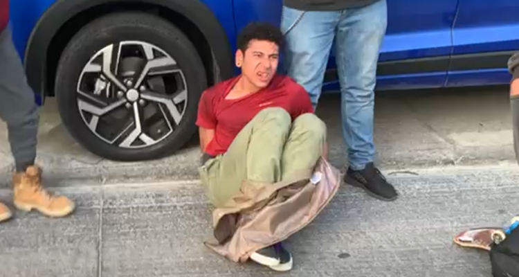 Detención ciudadana en Santiago: peatones capturan a sujeto acusado de robar celulares