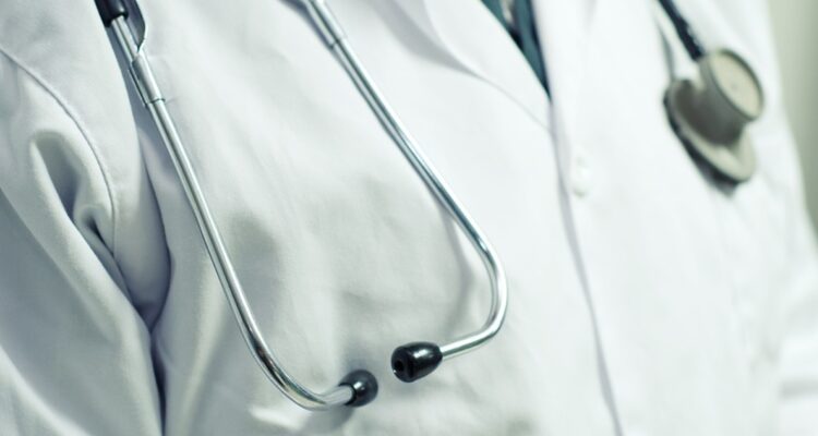 Formalizan a médico extranjero acusado de abusar sexualmente de paciente y tens