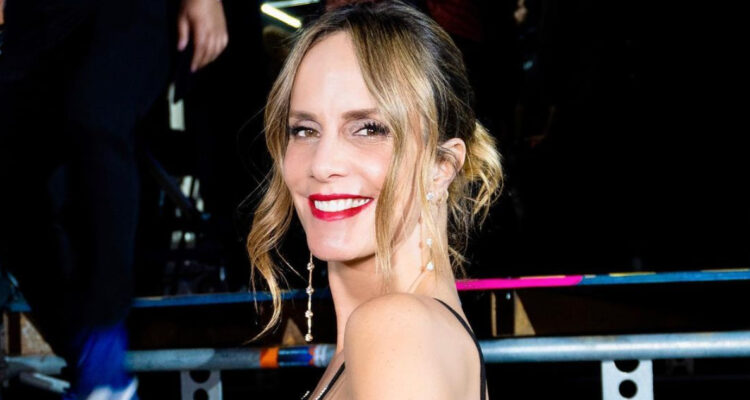 La animadora Diana Bolocco sonríe a la cámara. Este viernes se informó su salida de Mega.