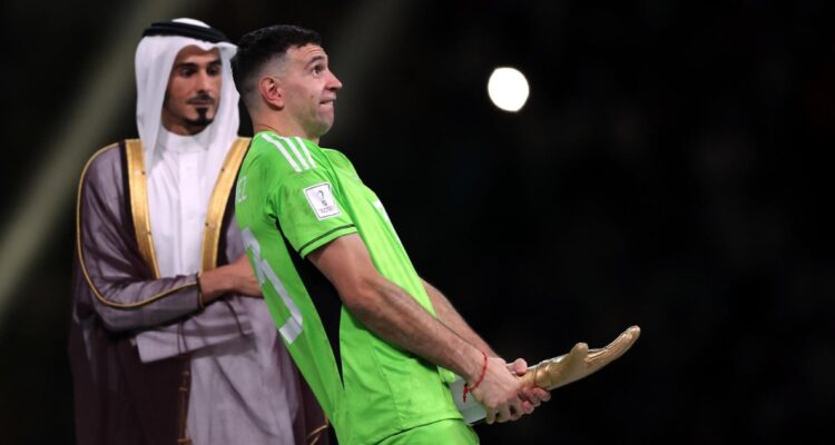 DIbu Martínez y su innecesario gesto con galardón de mejor arquero