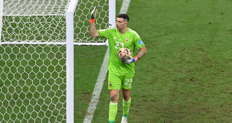 Dibu Martínez estaría con un pie afuera del Aston Villa inglés.