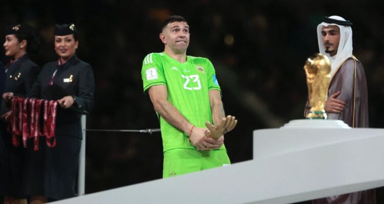 El motivo por el que el Dibu Martínez celebró con este gesto obsceno