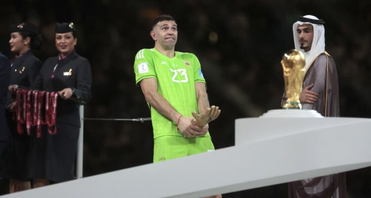 Dibu Martínez fue destrozado por el escocés Graeme Souness.