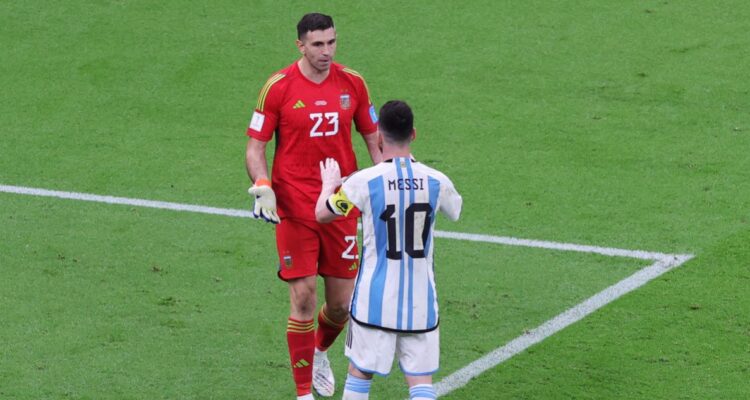 Dibu Martínez salió a defender con todo a Lionel Messi en Qatar 2022.