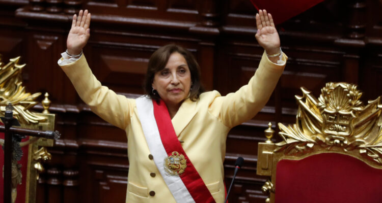 Dina Boluarte asume como presidenta de Perú tras destitución de Pedro Castillo