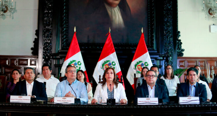 Dina Boluarte en conferencia de prensa, junto a su gabinete.
