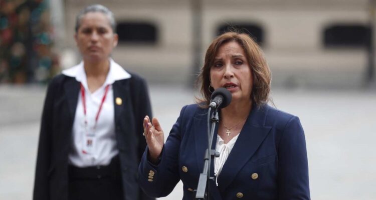 Dina Boluarte en conferencia de prensa.
