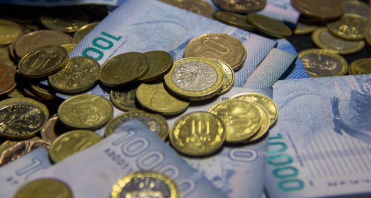 Salarios reales en Chile cumplen 13 meses cayendo a causa de inflación, aunque se moderó el impacto