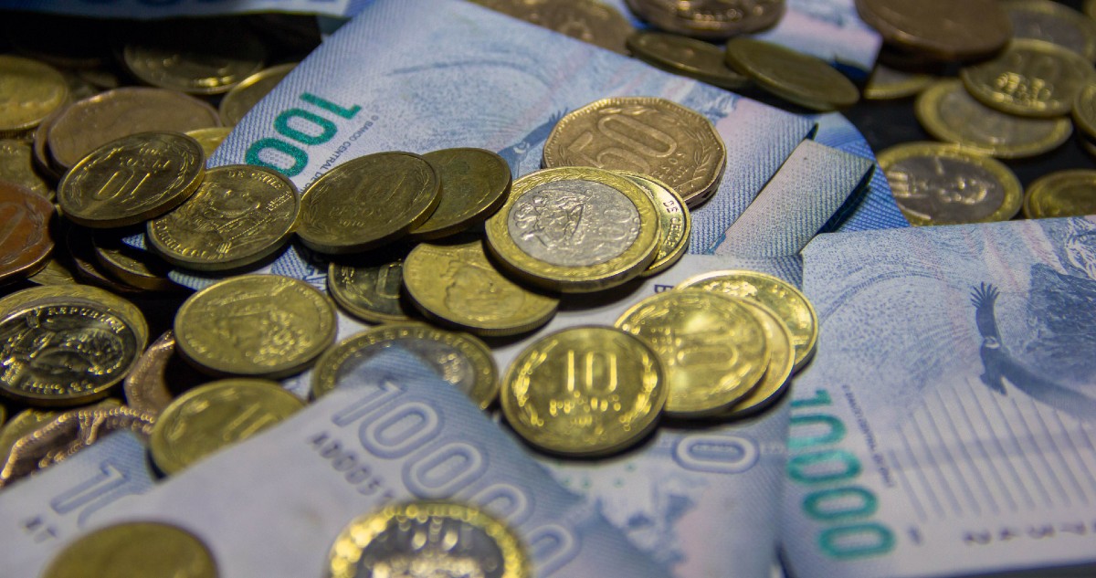 Salarios reales en Chile cumplen 13 meses cayendo a causa de inflación, aunque se moderó el impacto