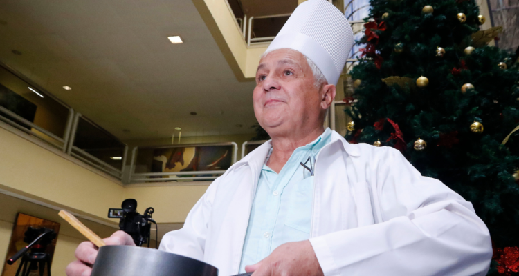 diputado llega disfrazado de chef