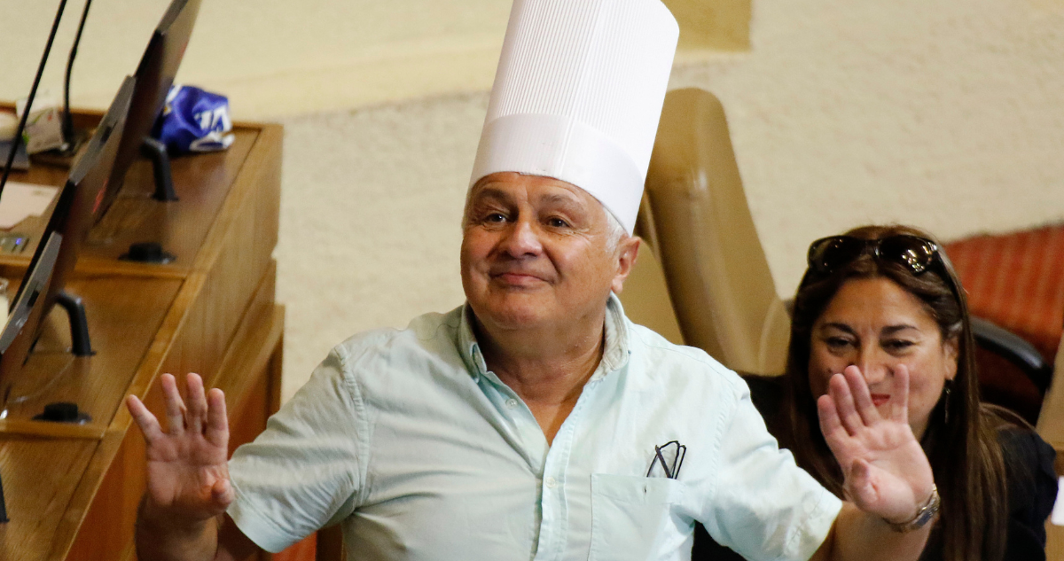 diputado Palma llega disfrazado de chef