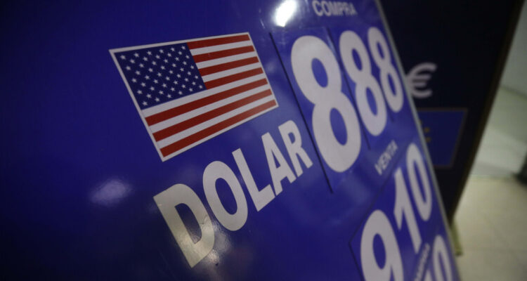 Precio del dólar alcanzó su nivel más bajo en seis meses y acumula caída de $40 esta semana