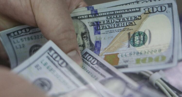 Dólar abre presionado a la baja y a la espera de lo que determine la Fed sobre las tasas en EEUU