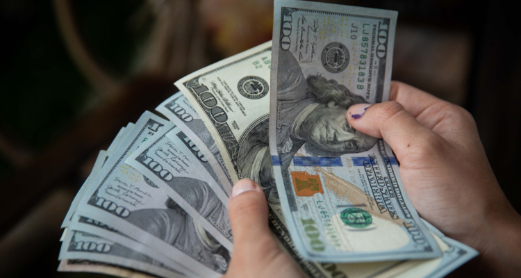 Dólar cae de los 880