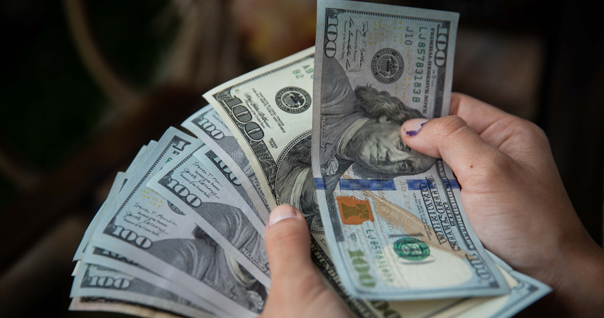 Dólar cae de los 880