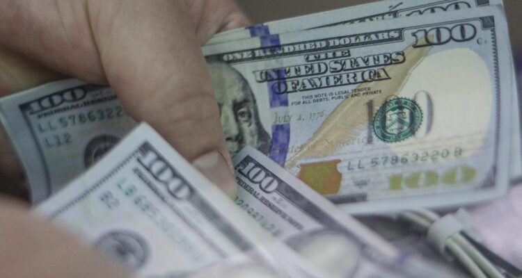 El dólar parte la semana en los $860 y proyectan caídas por factores internacionales