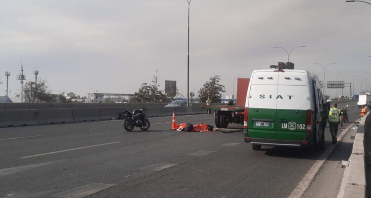 Mueren dos personas a bordo de motocicletras tras colisionar con camión en Autopista General Velásquez