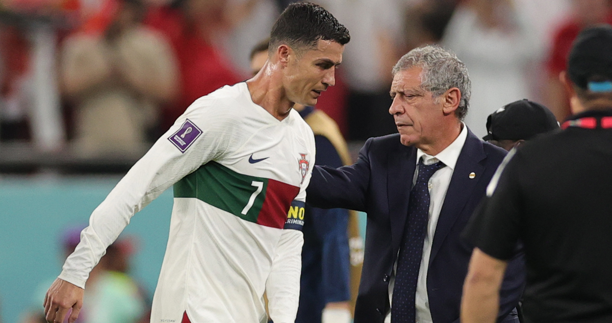 Fernando Santos y Cristiano Ronaldo lamentan la eliminación de Portugal.