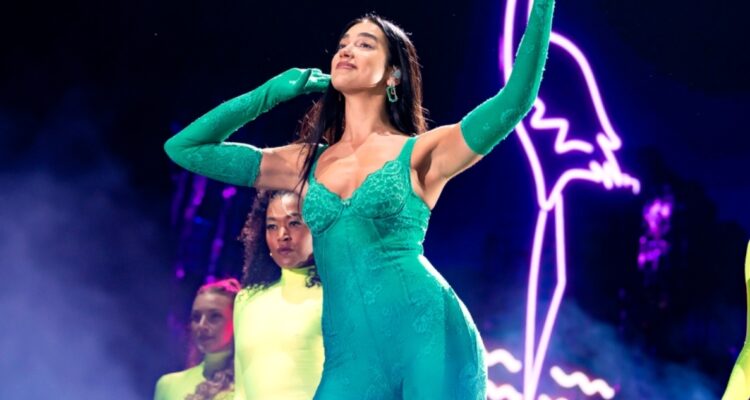 Dua Lipa sorprende al hablar un fluido español en su podcast: “Estoy estudiando todos los días”