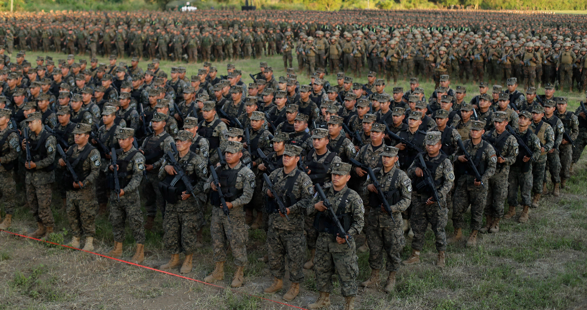 El presidente de El Salvador, Nayib Bukele, presentó a 14.000 efectivos militares como parte del Plan Control Territorial para tareas de seguridad.