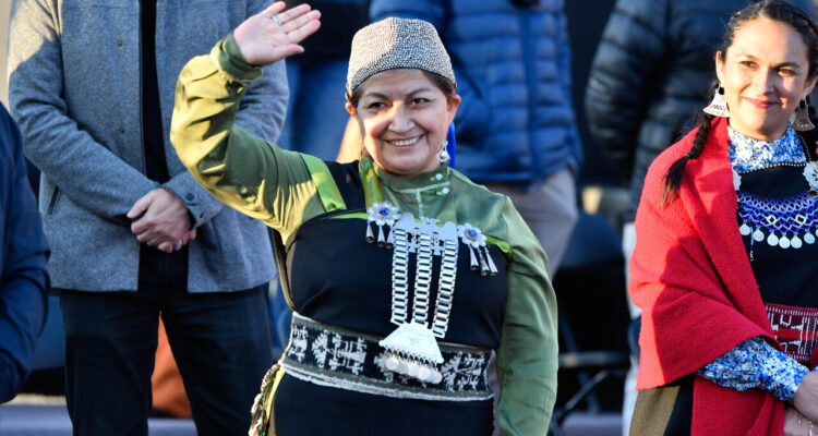 La Constituyente Elisa Loncon saluda al publico