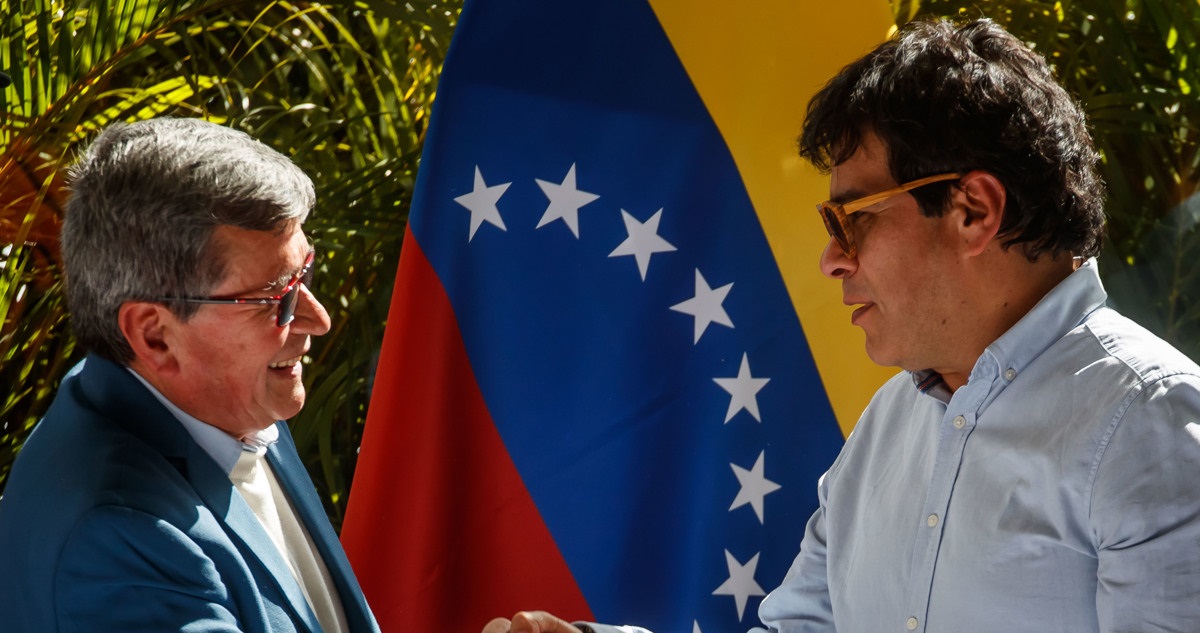 Pablo Beltrán, negociador del ELN, y Danilo Rueda, alto comisionado para la Paz de Colombia, se estrechan la mano durante el cierre del primer ciclo de los diálogos de paz en Caracas.