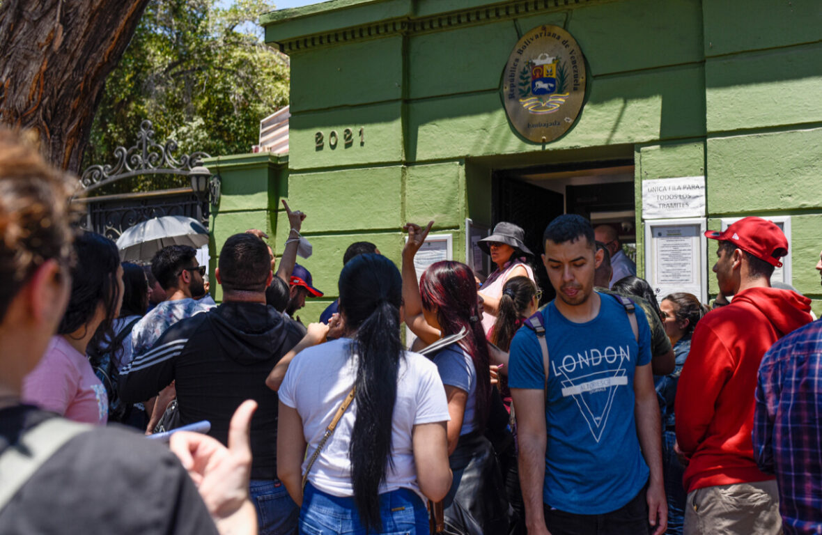 "La gente cree que uno exagera, pero no": la imposible tarea de renovar pasaporte venezolano en Chil