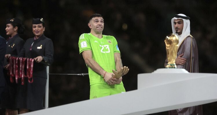 El DT del Aston Villa y su amenaza al Dibu Martínez