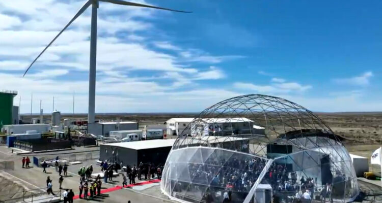 Empresa chilena inicia producción de hidrógeno verde: un Porsche es el primero en llenar el estanque