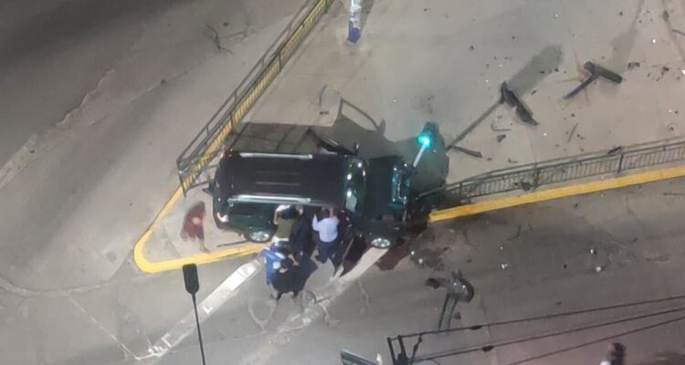 Conductor termina chocando con barreras viales tras encerrona frustrada en Santiago