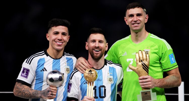 Enzo Fernández, Lionel Messi y Dibu Martínez en Qatar 2022.